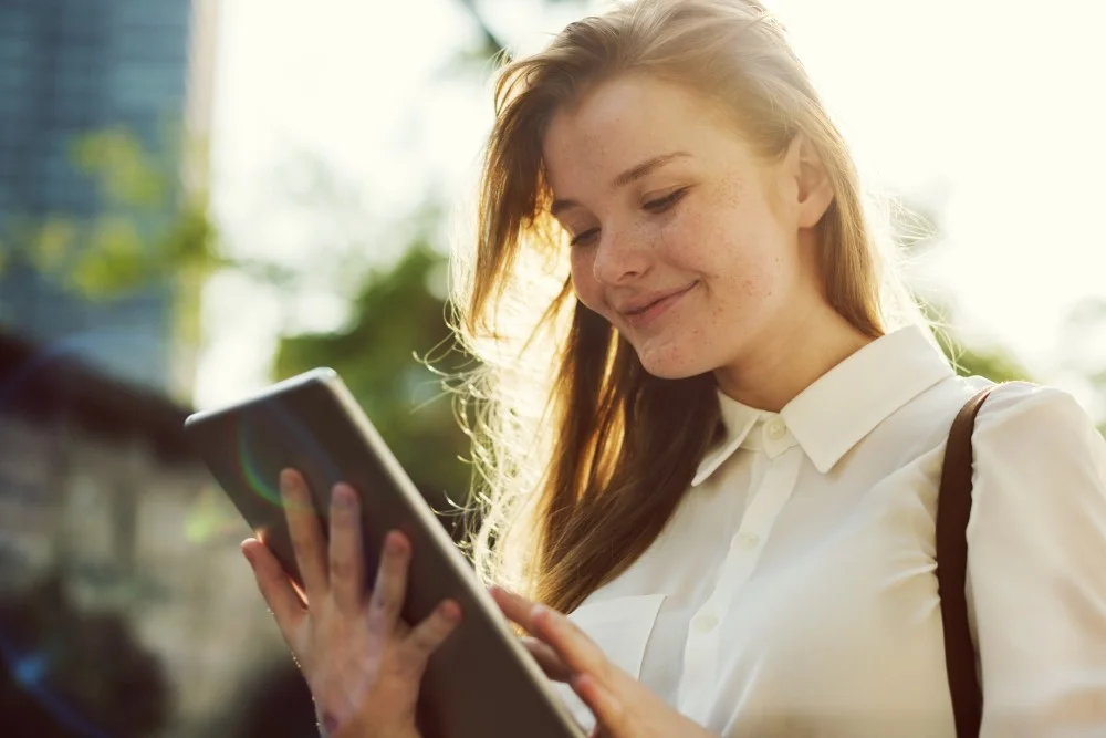 Kvinde med tablet udendørs